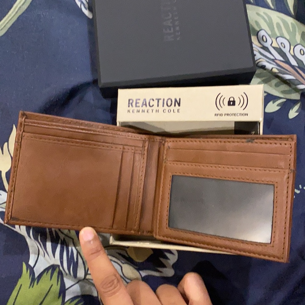Kenneth Cole mens Wallet - Picture 5 of 8